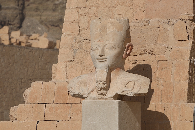 56 MAK_6026.jpg - Il busto della Regina Hatshepsut.